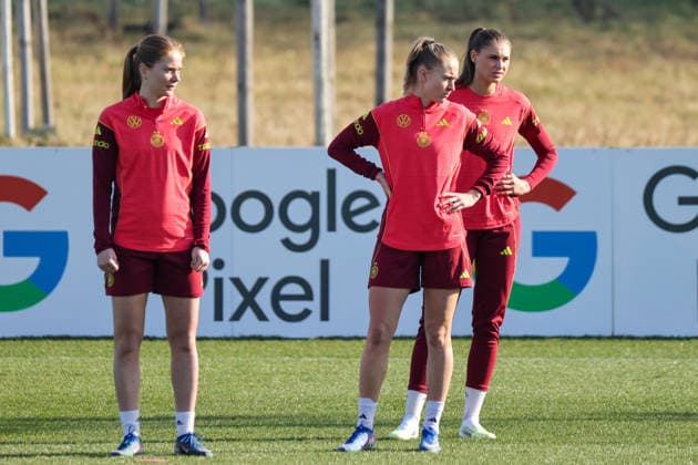Frankfurt am Main, Germany February 27, 2026 Preparation for the Womens World Cup qualifier Germany vs Slovenia Training In the picture from left Sjoeke Nüsken Nuesken Germany , Janina Minge Germany and Jule Brand Germany during training at the DFB Campus in Frankfurt Copyright: HMBxMedia MadeleinexFantini