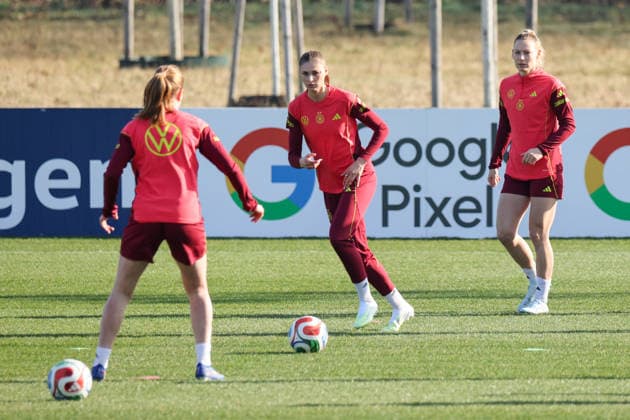Frankfurt am Main, Germany February 27, 2026 Preparation for the Womens World Cup qualifier Germany vs Slovenia Training In the picture from left Sjoeke Nüsken Nuesken Germany , Jule Brand Germany and Sarai Linder Germany during training at the DFB Campus in Frankfurt Copyright: HMBxMedia MadeleinexFantini
