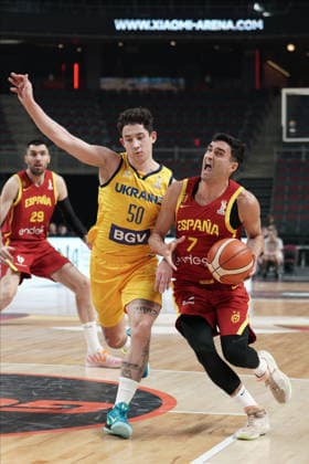 Ukraine Spain Basketball, Riga, Latvia, 27.02.2026, FIBA, basketball, Ukraine, Spain Jaime Fernandez of Spain and Oleksandr Kovliar of Ukraine in action during FIBA Basketball World Cup European qualifiers group A game between Ukraine and Spain in Riga, Latvia, 27.02.2026. Photo: Roman Koksarov (RKF) Riga Latvia Copyright: xRomanxKoksarovx RKO05987.JPG
