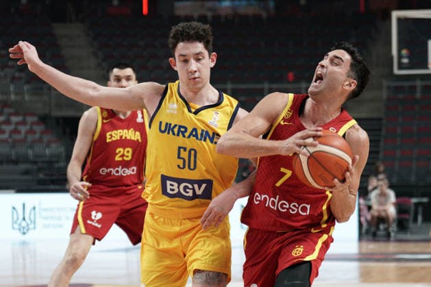 Ukraine Spain Basketball, Riga, Latvia, 27.02.2026, FIBA, basketball, Ukraine, Spain Jaime Fernandez of Spain and Oleksandr Kovliar of Ukraine in action during FIBA Basketball World Cup European qualifiers group A game between Ukraine and Spain in Riga, Latvia, 27.02.2026. Photo: Roman Koksarov (RKF) Riga Latvia Copyright: xRomanxKoksarovx RKO05987.JPG
