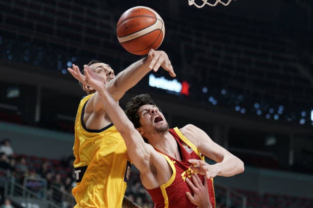 Ukraine Spain Basketball, Riga, Latvia, 27.02.2026, FIBA, basketball, Ukraine, Spain Oriol Pauli of Spain and Viacheslav Bobrov of Ukraine in action during FIBA Basketball World Cup European qualifiers group A game between Ukraine and Spain in Riga, Latvia, 27.02.2026. Photo: Roman Koksarov (RKF) Riga Latvia Copyright: xRomanxKoksarovx RKO06111.JPG