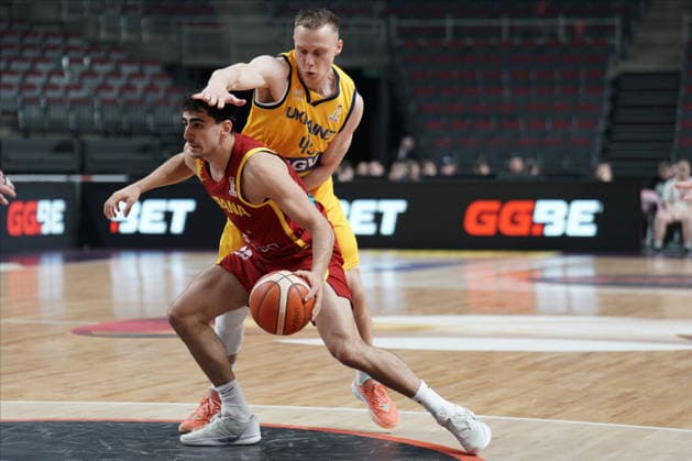 Ukraine Spain Basketball, Riga, Latvia, 27.02.2026, FIBA, basketball, Ukraine, Spain Oriol Pauli of Spain and Vitaliy Zotov of Ukraine in action during FIBA Basketball World Cup European qualifiers group A game between Ukraine and Spain in Riga, Latvia, 27.02.2026. Photo: Roman Koksarov (RKF) Riga Latvia Copyright: xRomanxKoksarovx RKO06131.JPG