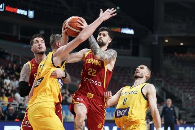 Ukraine Spain Basketball, Riga, Latvia, 27.02.2026, FIBA, basketball, Ukraine, Spain Santi Yusta of Spain and Oleksandr Lypovyy of Ukraine in action during FIBA Basketball World Cup European qualifiers group A game between Ukraine and Spain in Riga, Latvia, 27.02.2026. Photo: Roman Koksarov (RKF) Riga Latvia Copyright: xRomanxKoksarovx RKO06147.JPG
