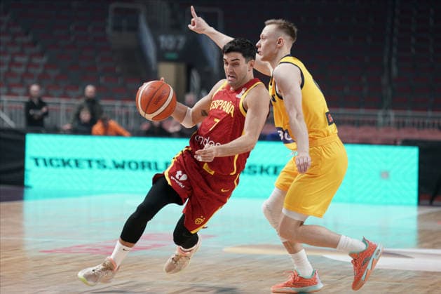 Ukraine Spain Basketball, Riga, Latvia, 27.02.2026, FIBA, basketball, Ukraine, Spain Jaime Fernandez of Spain and Vitaliy Zotov of Ukraine in action during FIBA Basketball World Cup European qualifiers group A game between Ukraine and Spain in Riga, Latvia, 27.02.2026. Photo: Roman Koksarov (RKF) Riga Latvia Copyright: xRomanxKoksarovx RKO06327.JPG