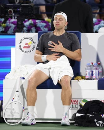 Tallon Griekspoor sits on the bench during the break and does breathing exercises, Dubai Duty Free Tennis Championships, Dubai, U A E Tennis Dubai Tennis Championships 2026 ATP Dubai Duty Free Tennis Stadium Dubai United Arab Emirates 28 February 2026 Copyright: xJuergenxHasenkopfx