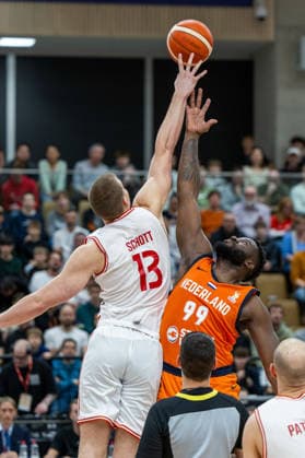 BASKETBALL - FIBA WC Quali, AUT vs NED VIENNA,AUSTRIA,27.FEB.26 - BASKETBALL - FIBA Basketball World Cup 2027,Qualifiers, international match, Länderspiel, Nationalmannschaft Austria vs Netherlands. Image shows Fynn Scott (AUT) and Nathan Kuta (NED).  GEPAxpictures xPhilippxBrem
