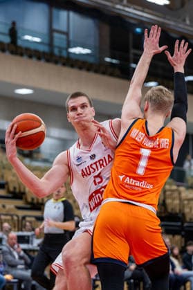 BASKETBALL - FIBA WC Quali, AUT vs NED VIENNA,AUSTRIA,27.FEB.26 - BASKETBALL - FIBA Basketball World Cup 2027,Qualifiers, international match, Länderspiel, Nationalmannschaft Austria vs Netherlands. Image shows Fynn Scott (AUT) and Kaye van der Vuurst (NED).  GEPAxpictures xPhilippxBrem