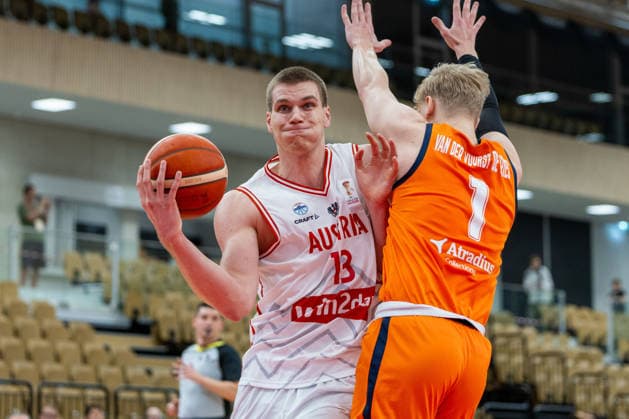 BASKETBALL - FIBA WC Quali, AUT vs NED VIENNA,AUSTRIA,27.FEB.26 - BASKETBALL - FIBA Basketball World Cup 2027,Qualifiers, international match, Länderspiel, Nationalmannschaft Austria vs Netherlands. Image shows Fynn Scott (AUT) and Kaye van der Vuurst (NED).  GEPAxpictures xPhilippxBrem