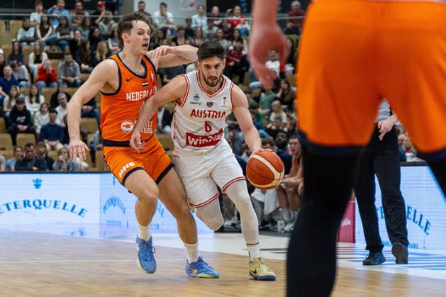 BASKETBALL - FIBA WC Quali, AUT vs NED VIENNA,AUSTRIA,27.FEB.26 - BASKETBALL - FIBA Basketball World Cup 2027,Qualifiers, international match, Länderspiel, Nationalmannschaft Austria vs Netherlands. Image shows Sander Hollanders (NED) and Daniel Friedrich (AUT).  GEPAxpictures xPhilippxBrem