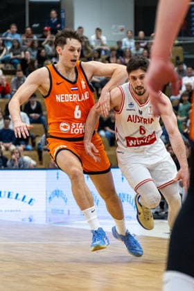 BASKETBALL - FIBA WC Quali, AUT vs NED VIENNA,AUSTRIA,27.FEB.26 - BASKETBALL - FIBA Basketball World Cup 2027,Qualifiers, international match, Länderspiel, Nationalmannschaft Austria vs Netherlands. Image shows Sander Hollanders (NED) and Daniel Friedrich (AUT).  GEPAxpictures xPhilippxBrem