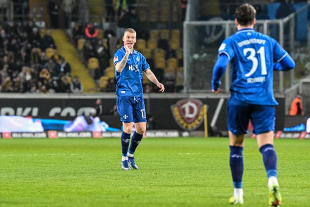 Soccer I Men I Season 2025 2026 I 2 Bundesliga I 24 Matchday I SG Dynamo Dresden SV Darmstadt 98 I 27 02 2026 Kai Klefisch 17, SV Darmstadt 98 with clear hand signal to his team Crop, close-up, portrait, portrait, single photo, single image, body Dresden Rudolf Harbig Stadium Lennestr 12 Saxony Germany Copyright: xLobeca InesxHähnelx
