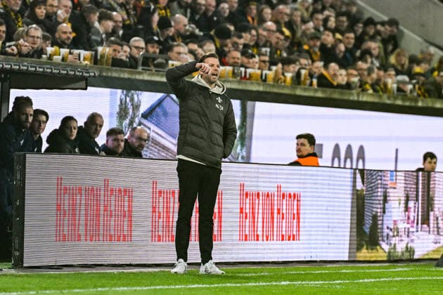Soccer I Men I Season 2025 2026 I 2 Bundesliga I 24 Matchday I SG Dynamo Dresden SV Darmstadt 98 I 27 02 2026 Florian Kohfeldt Coach, SV Darmstadt 98 with hand sign on the sideline Crop, close-up, portrait, portrait, single photo, single image, body Dresden Rudolf Harbig Stadium Lennestr 12 Saxony Germany Copyright: xLobeca InesxHähnelx