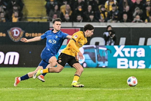 Soccer I Men I Season 2025 2026 I 2 Bundesliga I 24 Matchday I SG Dynamo Dresden SV Darmstadt 98 I 27 02 2026 Sergio Lopez 2, SV Darmstadt 98 loses the duel against Ben Justus Bobzien 20, SG Dynamo Dresden Dresden Rudolf Harbig Stadium Lennestr 12 Saxony Germany Copyright: xLobeca InesxHähnelx