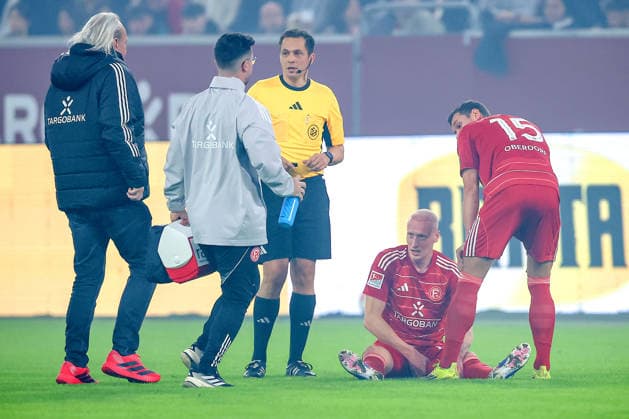 27 02 2026, Fußball, Fortuna Düsseldorf VfL Bochum, 2 Fußball Bundesliga, Merkur Spiel Arena, Saison 2025 2026 Valgeir Lunddal Fortuna Düsseldorf 12 must leave the pitch injured verletzung Oberschenkel Oberschenkelverletzung Verband DFB regulations prohibit any use of photographs as image sequences and or quasi video Nordrhein Westfalen Germany