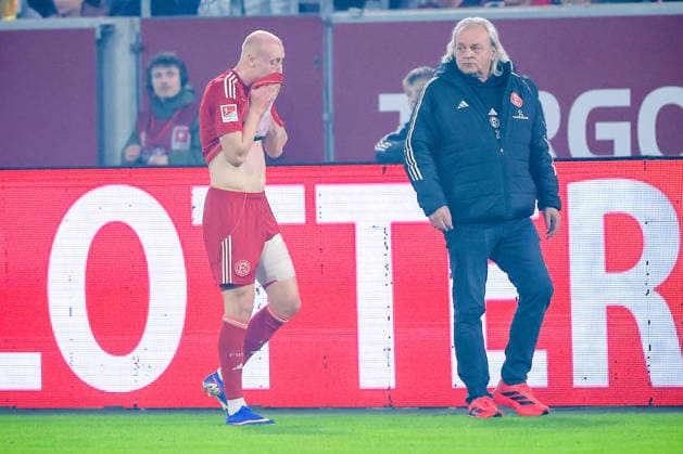 27 02 2026, Fußball, Fortuna Düsseldorf VfL Bochum, 2 Fußball Bundesliga, Merkur Spiel Arena, Saison 2025 2026 Valgeir Lunddal Fortuna Düsseldorf 12 must leave the pitch injured verletzung Oberschenkel Oberschenkelverletzung Verband DFB regulations prohibit any use of photographs as image sequences and or quasi video Nordrhein Westfalen Germany
