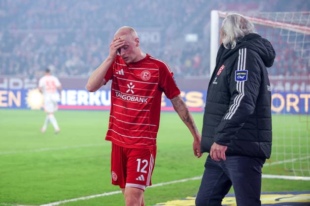 27 02 2026, Fußball, Fortuna Düsseldorf VfL Bochum, 2 Fußball Bundesliga, Merkur Spiel Arena, Saison 2025 2026 Valgeir Lunddal Fortuna Düsseldorf 12 must leave the pitch injured verletzung Oberschenkel Oberschenkelverletzung Verband DFB regulations prohibit any use of photographs as image sequences and or quasi video Nordrhein Westfalen Germany