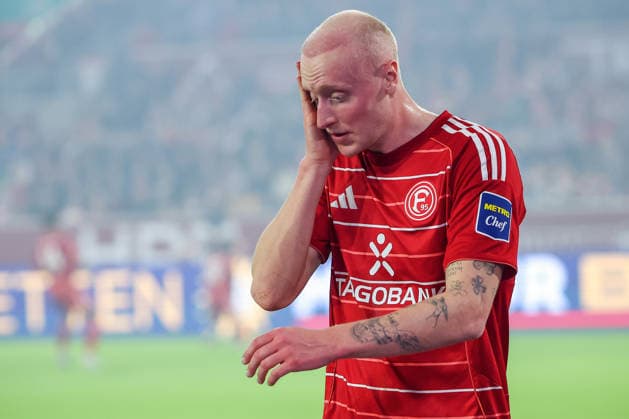 27 02 2026, Fußball, Fortuna Düsseldorf VfL Bochum, 2 Fußball Bundesliga, Merkur Spiel Arena, Saison 2025 2026 Valgeir Lunddal Fortuna Düsseldorf 12 must leave the pitch injured verletzung Oberschenkel Oberschenkelverletzung Verband DFB regulations prohibit any use of photographs as image sequences and or quasi video Nordrhein Westfalen Germany