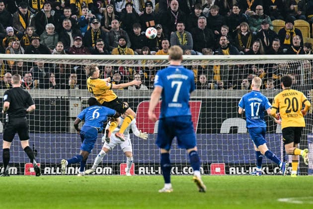 Soccer I Men I Season 2025 2026 I 2 Bundesliga I 24 Matchday I SG Dynamo Dresden SV Darmstadt 98 I 27 02 2026 Vincent Vermeij 9, SG Dynamo Dresden jumps up for a header and is interrupted by Patric Pfeiffer 6, SV Darmstadt 98 in a duel Dresden Rudolf Harbig Stadium Lennestr 12 Saxony Germany Copyright: xLobeca InesxHähnelx