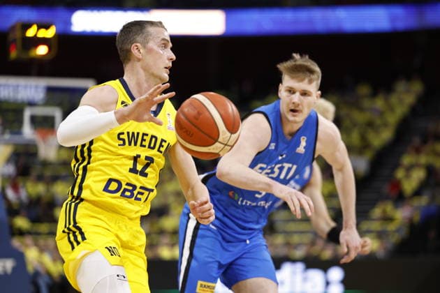 STOCKHOLM, SWEDEN 20260227 Sweden s Ludvig Hakanson with the ball and Estonia s Kaspar Treier during the FIBA World European Cup Qualifier game between Sweden and Estonia, first round group H, at Avicii Arena in Stockholm, Sweden February 27, 2026 STOCKHOLM SWEDEN x1081x  Copyright: xFredrikxPerssonx TTx BASKETBALL WORLD CUP QUALIFYER SWEDEN-ESTONIA