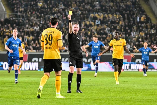 Soccer I Men I Season 2025 2026 I 2 Bundesliga I 24 Matchday I SG Dynamo Dresden SV Darmstadt 98 I 27 02 2026 Referee Lars Erbst shows Thomas Keller 39, SG Dynamo Dresden a yellow card for a foul Dresden Rudolf Harbig Stadion Lennestr 12 Sachsen Germany Copyright: xLobeca InesxHähnelx