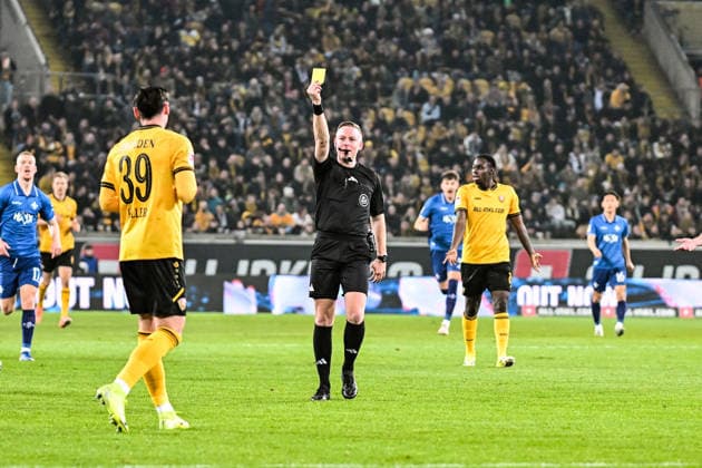 Soccer I Men I Season 2025 2026 I 2 Bundesliga I 24 Matchday I SG Dynamo Dresden SV Darmstadt 98 I 27 02 2026 Thomas Keller 39, SG Dynamo Dresden is shown a yellow card by referee Lars Erbst after a tactical foul Dresden Rudolf Harbig Stadium Lennestr 12 Saxony Germany Copyright: xLobeca InesxHähnelx