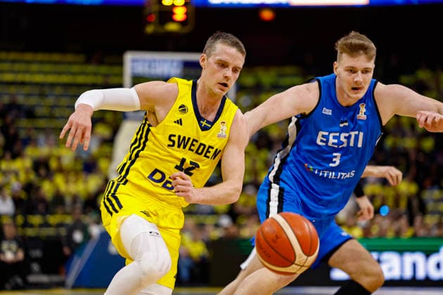 STOCKHOLM, SWEDEN 20260227 Sweden s Ludvig Hakanson with the ball and Estonia s Kaspar Treier during the FIBA World European Cup Qualifier game between Sweden and Estonia, first round group H, at Avicii Arena in Stockholm, Sweden February 27, 2026 STOCKHOLM SWEDEN x1081x  Copyright: xFredrikxPerssonx TTx BASKETBALL WORLD CUP QUALIFIERS SWEDEN-ESTONIA
