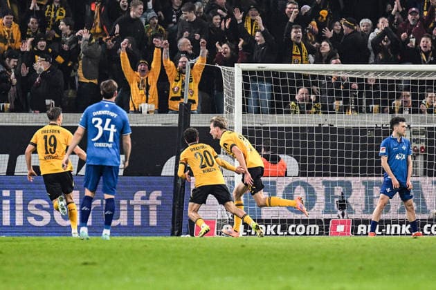 Soccer I Men I Season 2025 2026 I 2 Bundesliga I 24 Matchday I SG Dynamo Dresden SV Darmstadt 98 I 27 02 2026 Goal celebration Vincent Vermeij 9, SG Dynamo Dresden 2 v r after the goal for 2 0, in the background the Dresden fans raise their arms to celebrate Dresden Rudolf Harbig Stadium Lennestr 12 Saxony Germany Copyright: xLobeca InesxHähnelx