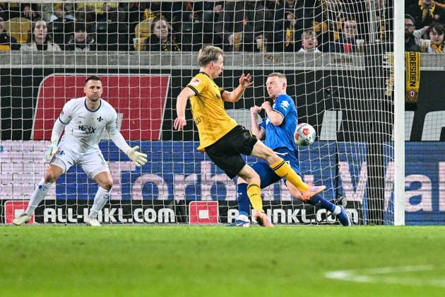 Soccer I Men I Season 2025 2026 I 2 Bundesliga I 24 Matchday I SG Dynamo Dresden SV Darmstadt 98 I 27 02 2026 Goal for 2 0, Vincent Vermeij 9, SG Dynamo Dresden shoots on goal, Kai Klefisch 17, SV Darmstadt 98 wants to block the ball, Marcel Schuhen 1, SV Darmstadt 98 stands ready in goal Dresden Rudolf Harbig Stadion Lennestr 12 Sachsen Germany Copyright: xLobeca InesxHähnelx