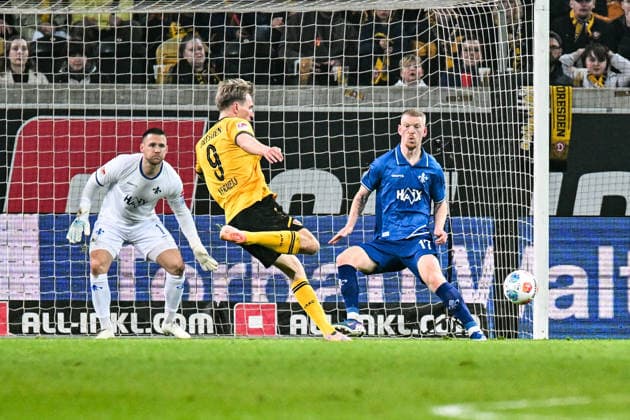 Soccer I Men I Season 2025 2026 I 2 Bundesliga I 24 Matchday I SG Dynamo Dresden SV Darmstadt 98 I 27 02 2026 Goal for 2 0 by Vincent Vermeij 9, SG Dynamo Dresden , who overcomes Kai Klefisch 17, SV Darmstadt 98 and Marcel Schuhen 1, SV Darmstadt 98 Dresden Rudolf Harbig Stadion Lennestr 12 Sachsen Germany Copyright: xLobeca InesxHähnelx