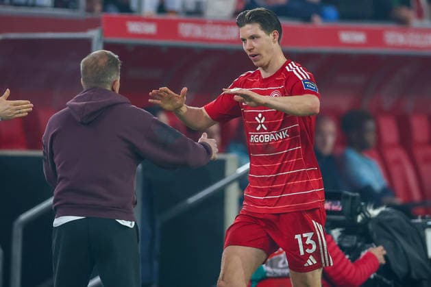 27 02 2026, Fußball, Fortuna Düsseldorf VfL Bochum, 2 Fußball Bundesliga, Merkur Spiel Arena, Saison 2025 2026 Torjubel nach dem Tor zum 1 0 durch Torschütze Cedric Itten Fortuna Düsseldorf 13 zusammen mit Cheftrainer Markus Anfang Fortuna Düsseldorf hc DFB regulations prohibit any use of photographs as image sequences and or quasi video Nordrhein Westfalen Germany