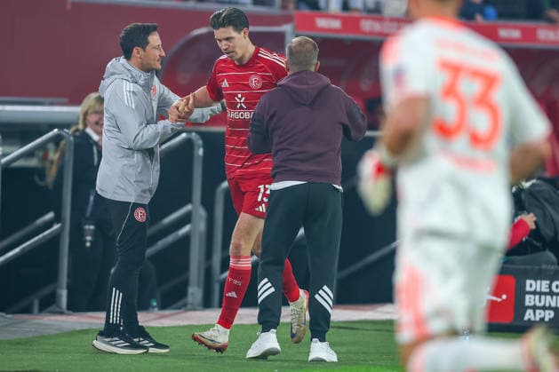 27 02 2026, Fußball, Fortuna Düsseldorf VfL Bochum, 2 Fußball Bundesliga, Merkur Spiel Arena, Saison 2025 2026 Torjubel nach dem Tor zum 1 0 durch Torschütze Cedric Itten Fortuna Düsseldorf 13 zusammen mit Cheftrainer Markus Anfang Fortuna Düsseldorf hc DFB regulations prohibit any use of photographs as image sequences and or quasi video Nordrhein Westfalen Germany