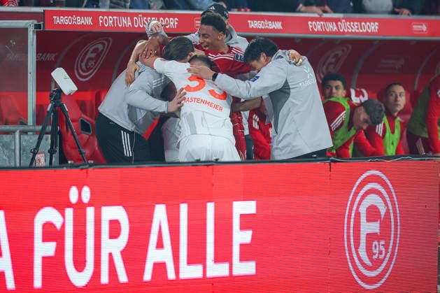 27 02 2026, Fußball, Fortuna Düsseldorf VfL Bochum, 2 Fußball Bundesliga, Merkur Spiel Arena, Saison 2025 2026 Torjubel nach dem Tor zum 1 0 durch Torschütze Cedric Itten Fortuna Düsseldorf 13 zusammen mit Torwart Florian Kastenmeier Fortuna Düsseldorf 33 und dem Staff auf der Bank DFB regulations prohibit any use of photographs as image sequences and or quasi video Nordrhein Westfalen Germany