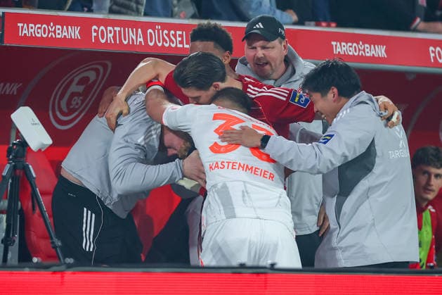 27 02 2026, Fußball, Fortuna Düsseldorf VfL Bochum, 2 Fußball Bundesliga, Merkur Spiel Arena, Saison 2025 2026 Torjubel nach dem Tor zum 1 0 durch Torschütze Cedric Itten Fortuna Düsseldorf 13 zusammen mit Torwart Florian Kastenmeier Fortuna Düsseldorf 33 und dem Staff auf der Bank DFB regulations prohibit any use of photographs as image sequences and or quasi video Nordrhein Westfalen Germany