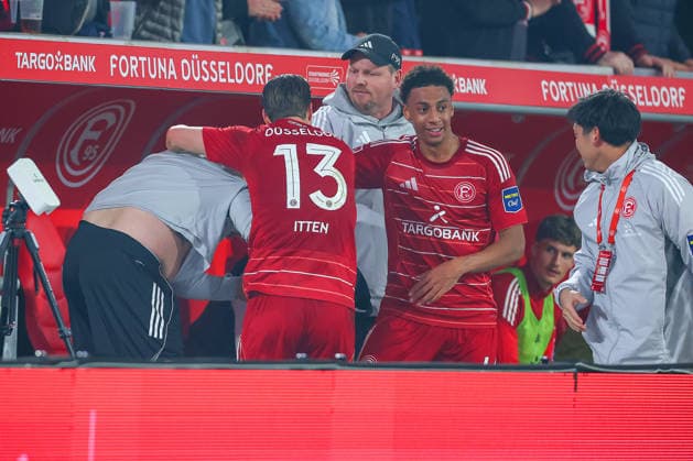 27 02 2026, Fußball, Fortuna Düsseldorf VfL Bochum, 2 Fußball Bundesliga, Merkur Spiel Arena, Saison 2025 2026 Torjubel nach dem Tor zum 1 0 durch Torschütze Cedric Itten Fortuna Düsseldorf 13 zusammen mit dem Staff auf der Bank DFB regulations prohibit any use of photographs as image sequences and or quasi video Nordrhein Westfalen Germany