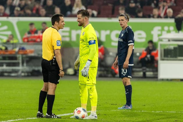 2 Soccer Bundesliga Fortuna Düsseldorf VfL Bochum 27 02 2026 Robert Hartmann Referee, Wangen im Allgäu in conversation with Timo Horn VfL Bochum, 1 2 Soccer Bundesliga Fortuna Düsseldorf VfL Bochum Merkur Spiel Arena, Düsseldorf 27 02 2026 DFL regulations prohibit any use of photographs as image sequences and or quasi video Copyright: xBEAUTIFULxSPORTS Buriakovx