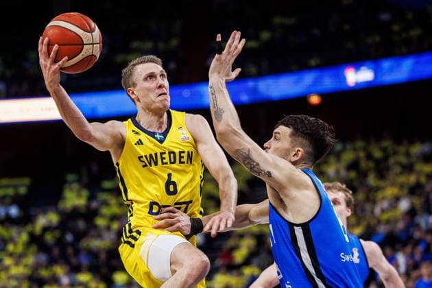 260227 Tobias Borg of Sweden and Kregor Hermet of Estonia during the FIBA World Cup Qualifier game between Sweden and Estonia on February 27, 2026 in Stockholm Photo Kenta Jönsson BILDBYRAN COP 210 KJ0314 basketball vm kval kval fiba world cup qualifiers sverige estland sweden estonia bbeng  Copyright: KENTAxJÖNSSON BB260227KJ048