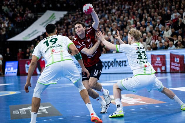 DAIKIN HBL SG Flensburg Handewitt vs HSG Wetzlar 27 02 26 Niclas Kirkelokke No 05, SG Flensburg Handewitt vs Philipp Ahouansou No 19, HSG Wetzlar and Georg Löwen No 33, HSG Wetzlar DAIKIN HBL SG Flensburg Handewitt vs HSG Wetzlar, GP JOULE Arena on 27 02 26 Copyright: xBEAUTIFULxSPORTS MarioxM.xKobergx