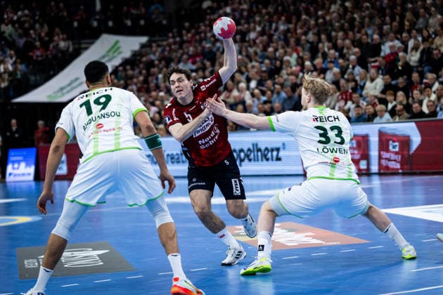 DAIKIN HBL SG Flensburg Handewitt vs HSG Wetzlar 27 02 26 Niclas Kirkelokke No 05, SG Flensburg Handewitt vs Philipp Ahouansou No 19, HSG Wetzlar and Georg Löwen No 33, HSG Wetzlar DAIKIN HBL SG Flensburg Handewitt vs HSG Wetzlar, GP JOULE Arena on 27 02 26 Copyright: xBEAUTIFULxSPORTS MarioxM.xKobergx