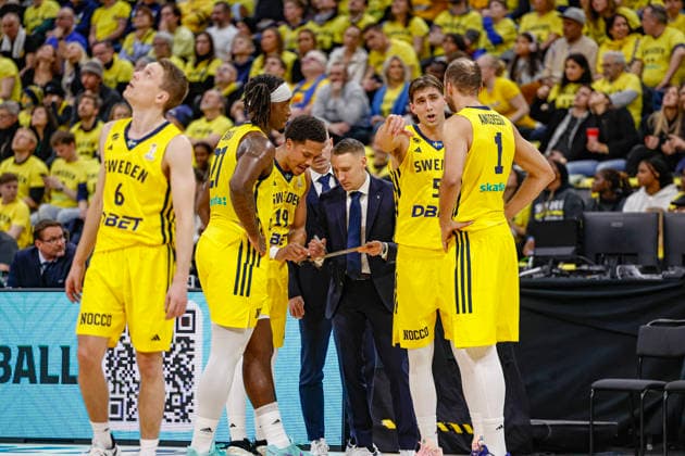 STOCKHOLM, SWEDEN 20260227 The Swedish team with head coach Mikko Riipnen center during the FIBA World European Cup Qualifier game between Sweden and Estonia, first round group H, at Avicii Arena in Stockholm, Sweden 27 February 2026 STOCKHOLM SWEDEN x1081x  Copyright: xFredrikxPerssonx TTx BASKETBALL WORLD CUP QUALIFIERS SWEDEN-ESTONIA