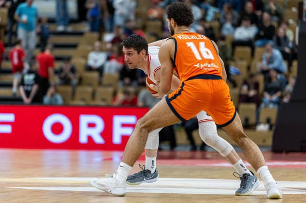 BASKETBALL - FIBA WC Quali, AUT vs NED VIENNA,AUSTRIA,27.FEB.26 - BASKETBALL - FIBA Basketball World Cup 2027,Qualifiers, international match, Länderspiel, Nationalmannschaft Austria vs Netherlands. Image shows Bogic Vujosevic (AUT) and Troy Koehler (NED).  GEPAxpictures xPhilippxBrem