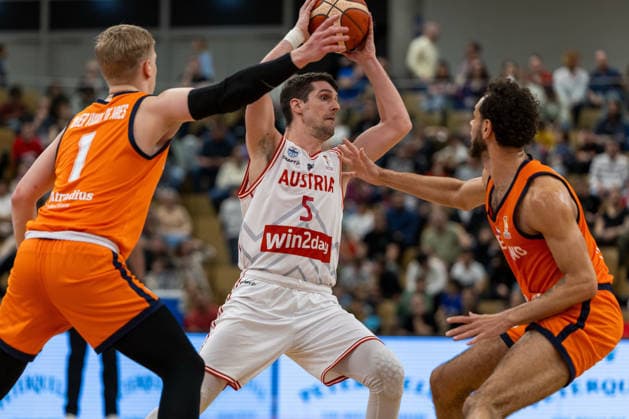 BASKETBALL - FIBA WC Quali, AUT vs NED VIENNA,AUSTRIA,27.FEB.26 - BASKETBALL - FIBA Basketball World Cup 2027,Qualifiers, international match, Länderspiel, Nationalmannschaft Austria vs Netherlands. Image shows Kaye van der Vuurst (NED), Bogic Vujosevic (AUT) and Troy Koehler (NED).  GEPAxpictures xPhilippxBrem