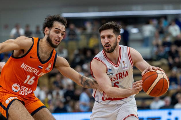 BASKETBALL - FIBA WC Quali, AUT vs NED VIENNA,AUSTRIA,27.FEB.26 - BASKETBALL - FIBA Basketball World Cup 2027,Qualifiers, international match, Länderspiel, Nationalmannschaft Austria vs Netherlands. Image shows Troy Koehler (NED) and Daniel Friedrich (AUT).  GEPAxpictures xPhilippxBrem