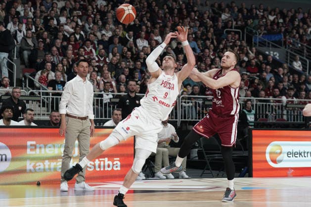 Latvia Poland Basketball, Riga, Latvia, 27.02.2026, FIBA, basketball, Latvia, Poland Mateusz Ponitka of Poland and Arturs Strautins of Latvia in action during FIBA Basketball World Cup European qualifiers group F game between Latvia and Poland in Riga, Latvia, 27.02.2026. Photo: Roman Koksarov (RKF) Riga Latvia Copyright: xRomanxKoksarovx RKO06548.JPG