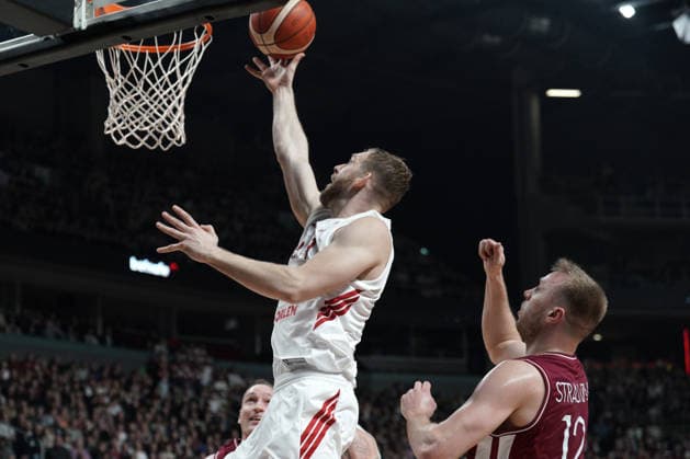 Latvia Poland Basketball, Riga, Latvia, 27.02.2026, FIBA, basketball, Latvia, Poland Michal Sokolowski of Poland and Arturs Strautins of Latvia in action during FIBA Basketball World Cup European qualifiers group F game between Latvia and Poland in Riga, Latvia, 27.02.2026. Photo: Roman Koksarov (RKF) Riga Latvia Copyright: xRomanxKoksarovx RKO06682.JPG