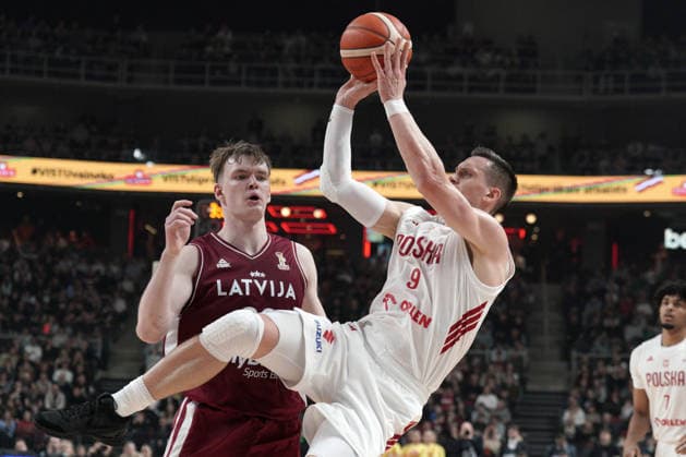 Latvia Poland Basketball, Riga, Latvia, 27.02.2026, FIBA, basketball, Latvia, Poland Mateusz Ponitka of Poland and Marcis Steinbergs of Latvia in action during FIBA Basketball World Cup European qualifiers group F game between Latvia and Poland in Riga, Latvia, 27.02.2026. Photo: Roman Koksarov (RKF) Riga Latvia Copyright: xRomanxKoksarovx RKO06775.JPG