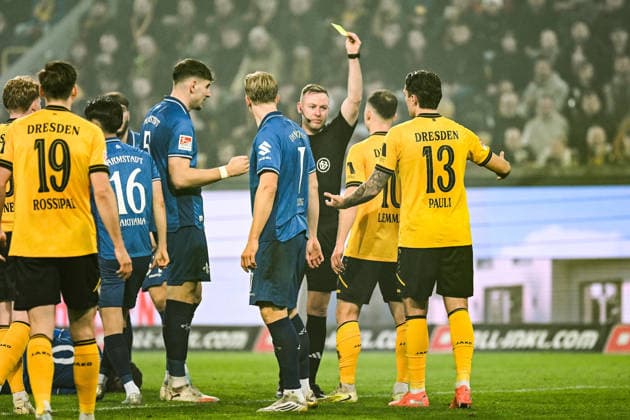 Soccer I Men I Season 2025 2026 I 2 Bundesliga I 24 Matchday I SG Dynamo Dresden SV Darmstadt 98 I 27 02 2026 Referee Lars Erbst shows Jakob Lemmer 10, SG Dynamo Dresden the yellow card after a foul Dresden Rudolf Harbig Stadium Lennestr 12 Saxony Germany Copyright: xLobeca InesxHähnelx