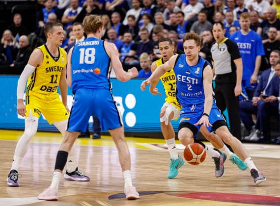 STOCKHOLM, SWEDEN 20260227 Estonia s Sander Raieste with the ball against Sweden s Ludde Hakanson and Pierre Hmpton during the FIBA World European Cup Qualifier game between Sweden and Estonia, first round group H, at Avicii Arena in Stockholm, Sweden February 27, 2026 STOCKHOLM SWEDEN x1081x  Copyright: xFredrikxPerssonx TTx BASKETBALL WORLD CUP QUALIFIER SWEDEN-ESTONIA