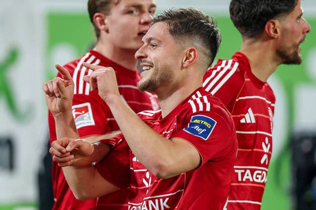 27 02 2026, Fußball, Fortuna Düsseldorf VfL Bochum, 2 Fußball Bundesliga, Merkur Spiel Arena, Saison 2025 2026 Torjubel nach dem Tor zum 2 0 durch Torschütze Florent Muslija Fortuna Düsseldorf 24 zusammen mit DFB regulations prohibit any use of photographs as image sequences and or quasi video Nordrhein Westfalen Germany