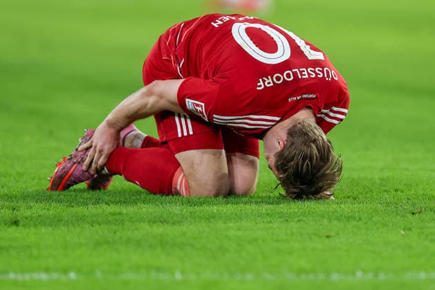 27 02 2026, Fußball, Fortuna Düsseldorf VfL Bochum, 2 Fußball Bundesliga, Merkur Spiel Arena, Saison 2025 2026 Christian Rasmussen Fortuna Düsseldorf 10 verletzt Verletzung mit Schmerzen auf dem Spielfeld DFB regulations prohibit any use of photographs as image sequences and or quasi video Nordrhein Westfalen Germany
