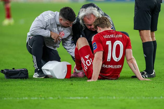 27 02 2026, Fußball, Fortuna Düsseldorf VfL Bochum, 2 Fußball Bundesliga, Merkur Spiel Arena, Saison 2025 2026 Christian Rasmussen Fortuna Düsseldorf 10 verletzt Verletzung mit Schmerzen auf dem Spielfeld DFB regulations prohibit any use of photographs as image sequences and or quasi video Nordrhein Westfalen Germany